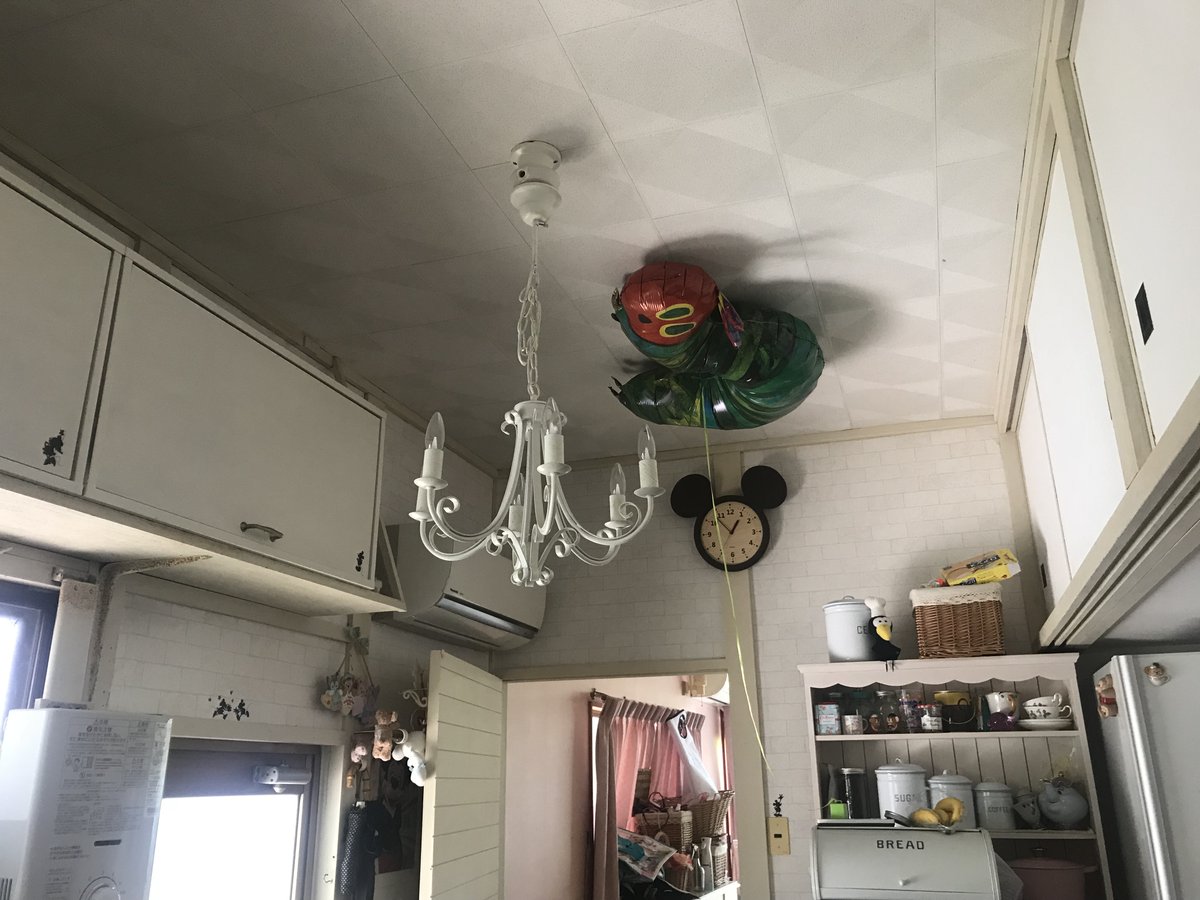 娘の誕生日に買ってあげた風船、天井に張り付いてるとSCP感凄い 