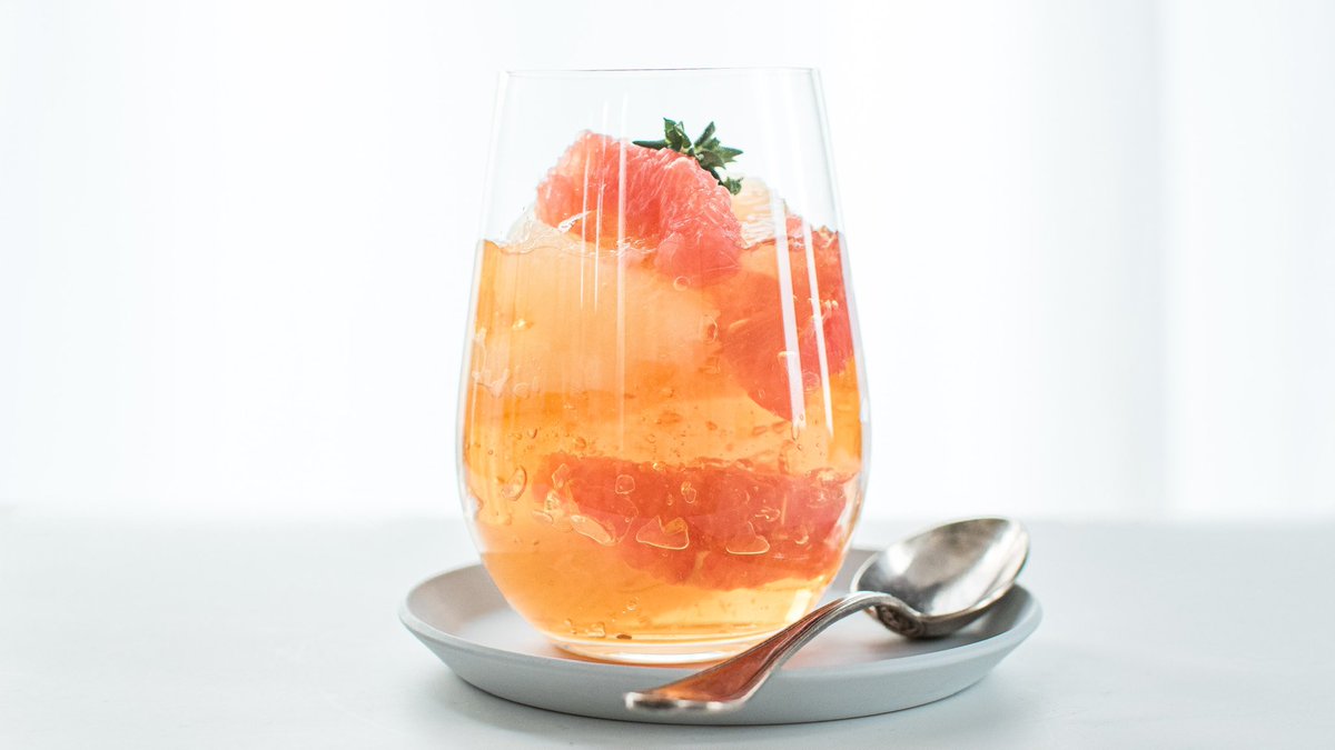  連休前なのでお家でできる時短おやつ✨  500mlのジュースにゼラチン10g溶かして冷やすだけ