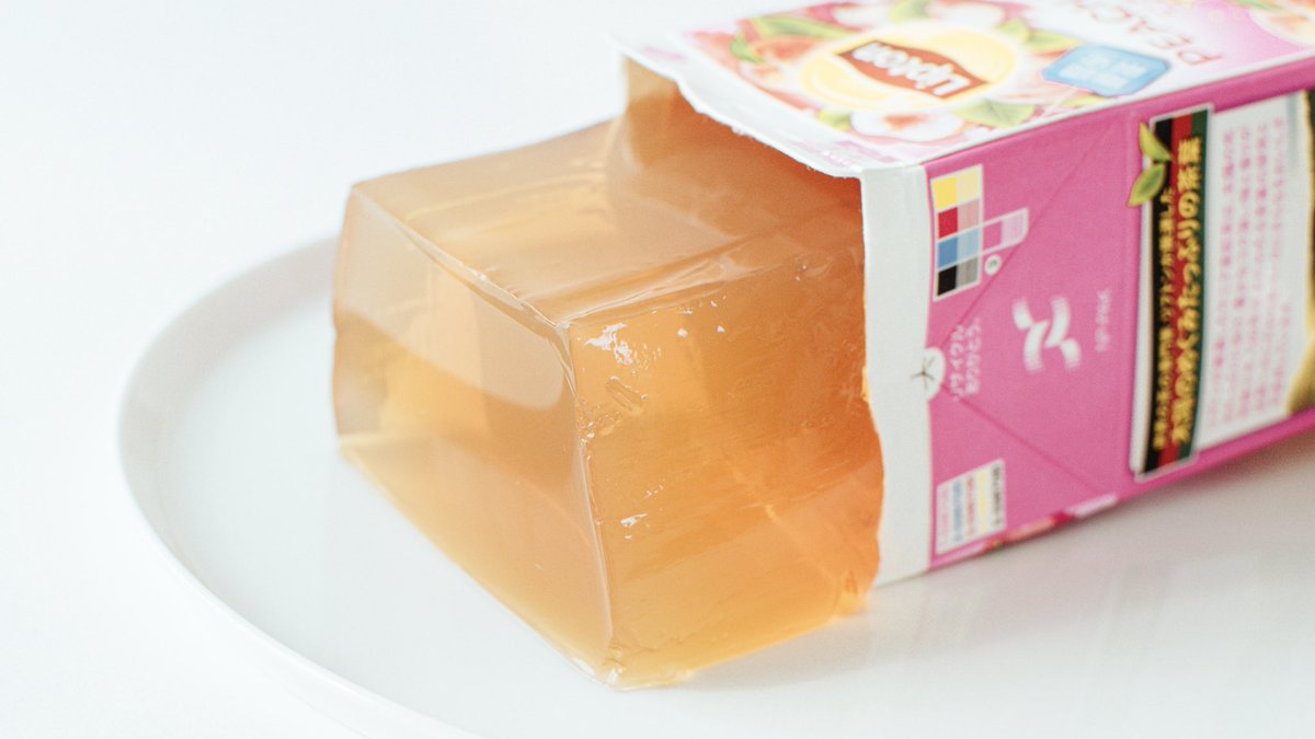  連休前なのでお家でできる時短おやつ✨  500mlのジュースにゼラチン10g溶かして冷やすだけ