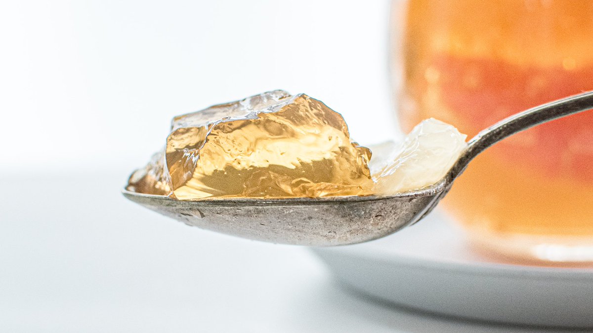  連休前なのでお家でできる時短おやつ✨  500mlのジュースにゼラチン10g溶かして冷やすだけ