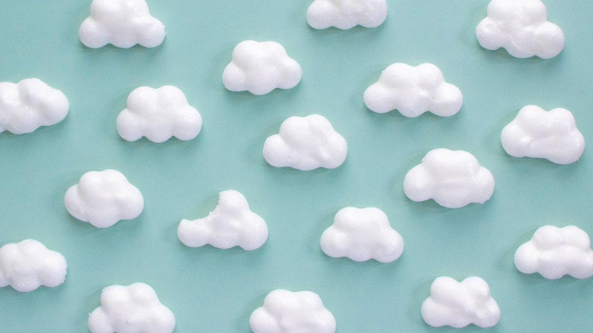 今日みたいな曇りの日は、 こんなマシュマロをココアに浮かべて お家でまったりっていうのも良いよね☁️  材料4つ雲マシュマロレシピは↓ 