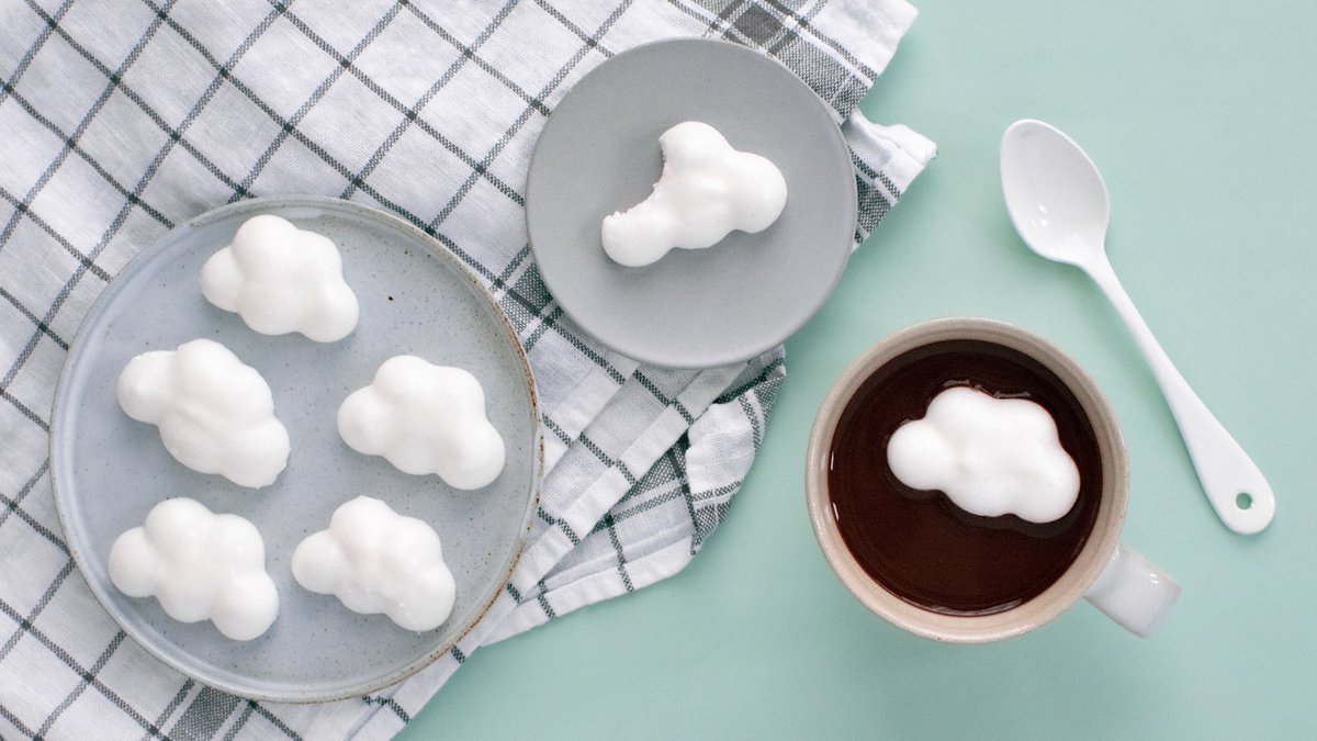 今日みたいな曇りの日は、 こんなマシュマロをココアに浮かべて お家でまったりっていうのも良いよね☁️  材料4つ雲マシュマロレシピは↓ 
