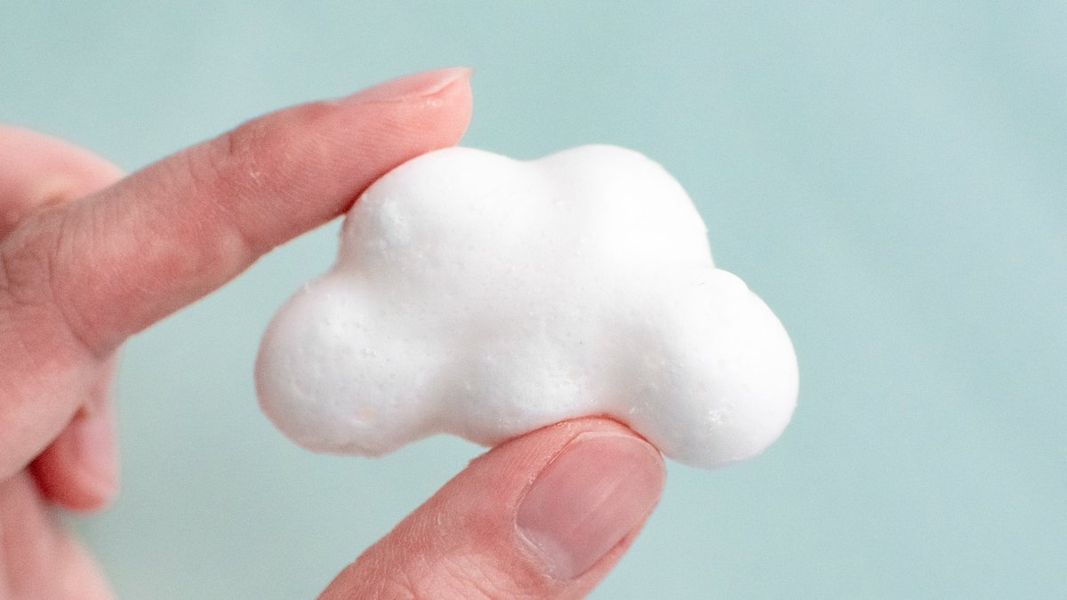 今日みたいな曇りの日は、 こんなマシュマロをココアに浮かべて お家でまったりっていうのも良いよね☁️  材料4つ雲マシュマロレシピは↓ 