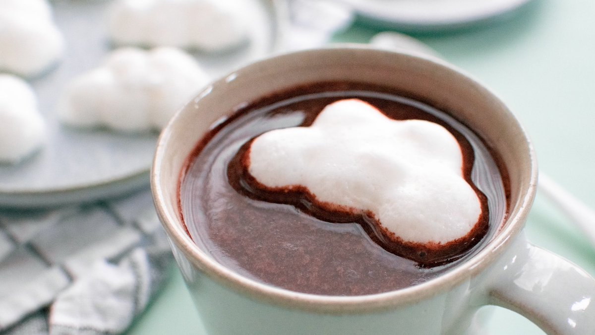 今日みたいな曇りの日は、 こんなマシュマロをココアに浮かべて お家でまったりっていうのも良いよね☁️  材料4つ雲マシュマロレシピは↓ 