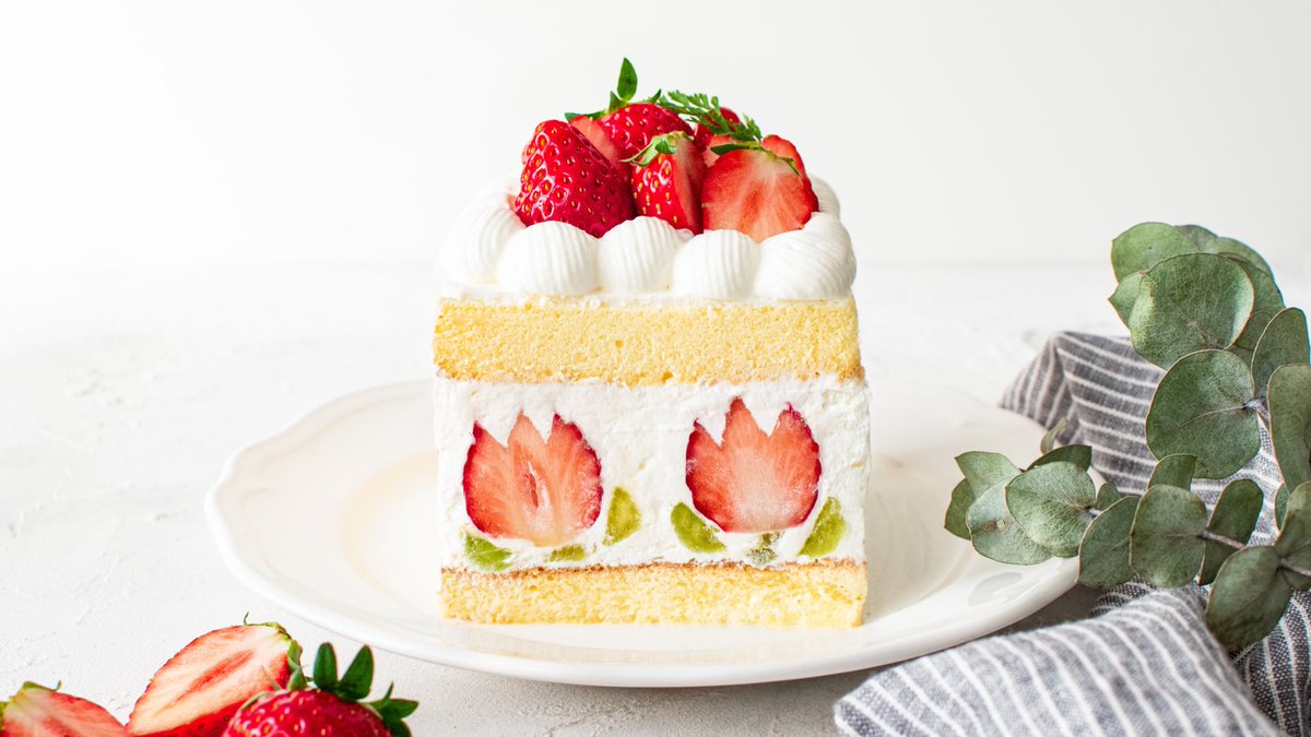 チューリップショートケーキ  どこから見ても咲いてます🌷 可愛くて食べるのもったいないな🍓 