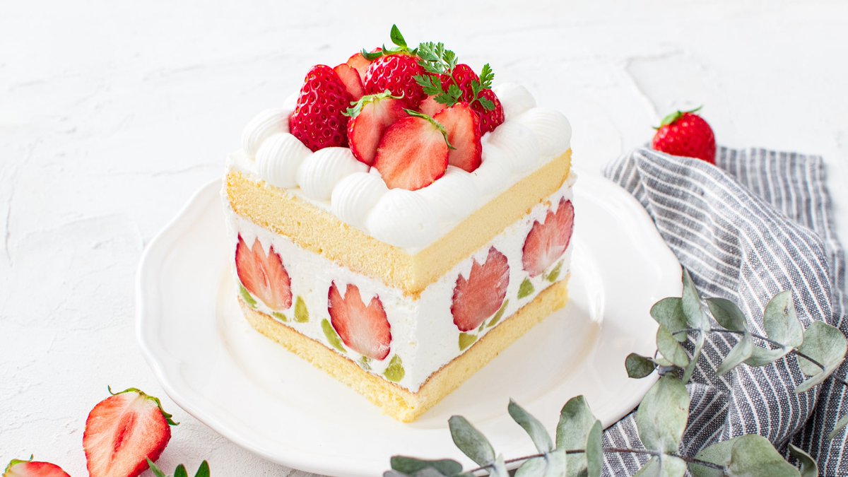 チューリップショートケーキ  どこから見ても咲いてます🌷 可愛くて食べるのもったいないな🍓 