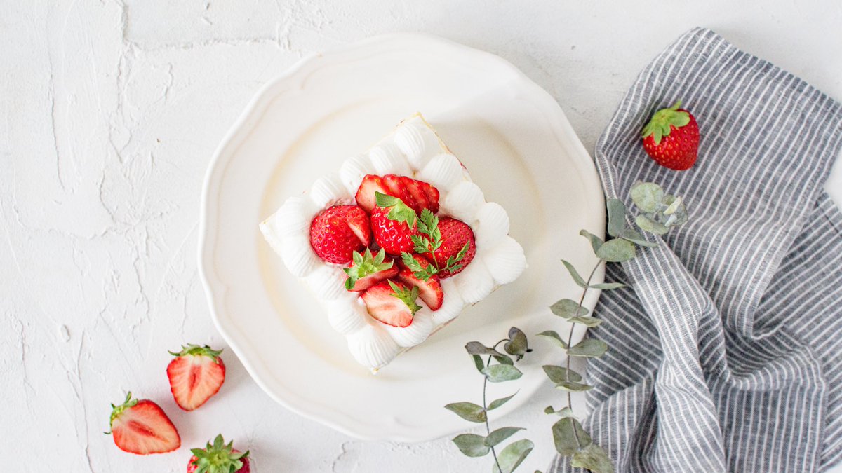 チューリップショートケーキ  どこから見ても咲いてます🌷 可愛くて食べるのもったいないな🍓 