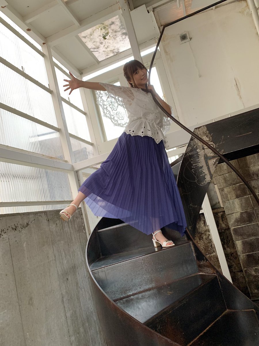 本日8/26(水)発売の「Ani-PASS #08」に載せて頂きました💐 お衣装も可愛い💓 とっても素敵に撮影して頂きましたよ🥺 インスタにもオフショ上がってますのでみてみてね!! 勇者さまはAi catwalkもチェック⚔️✨ #AniPASS #鈴木愛奈 #Aicatwalk