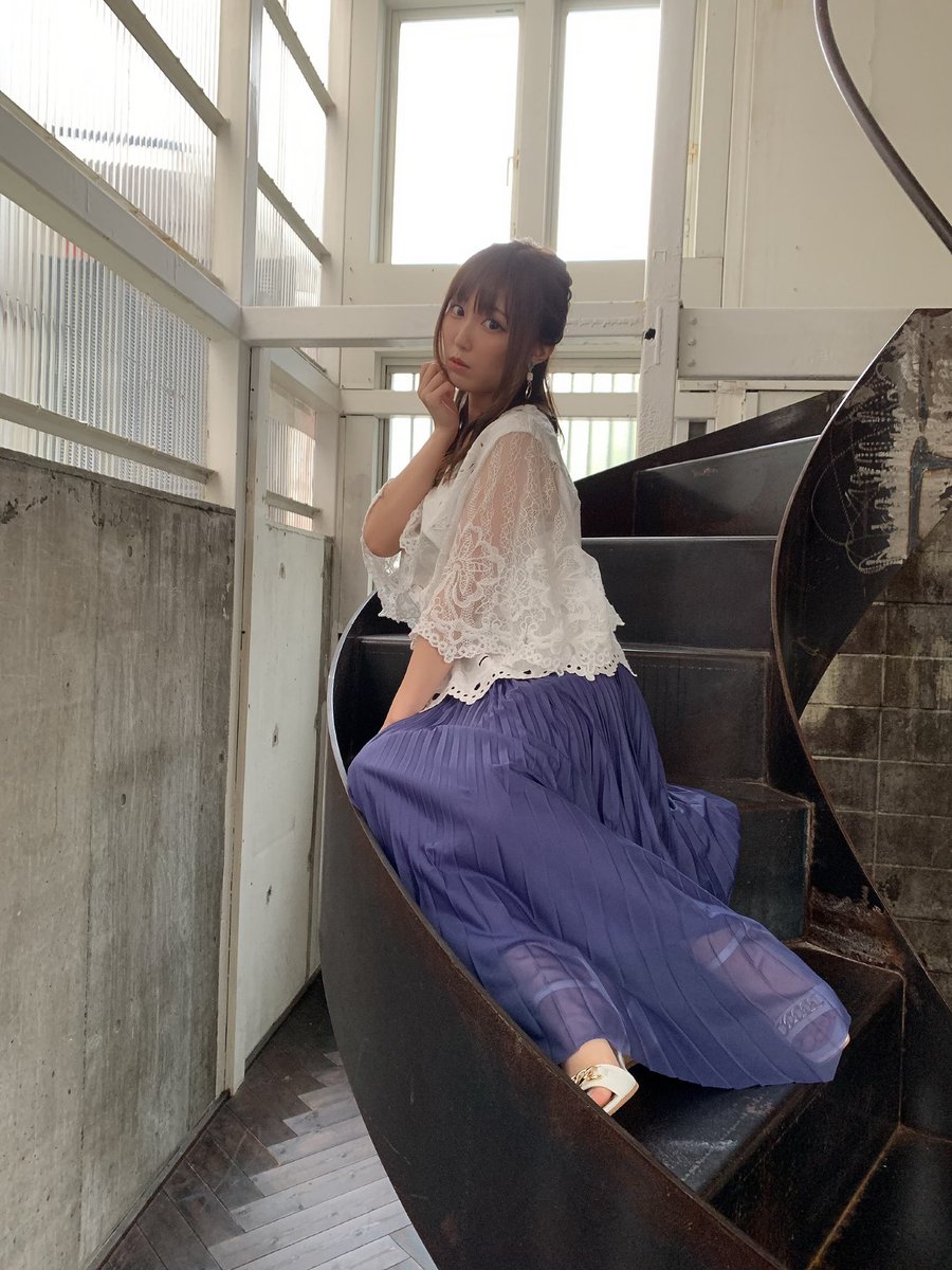 本日8/26(水)発売の「Ani-PASS #08」に載せて頂きました💐 お衣装も可愛い💓 とっても素敵に撮影して頂きましたよ🥺 インスタにもオフショ上がってますのでみてみてね!! 勇者さまはAi catwalkもチェック⚔️✨ #AniPASS #鈴木愛奈 #Aicatwalk