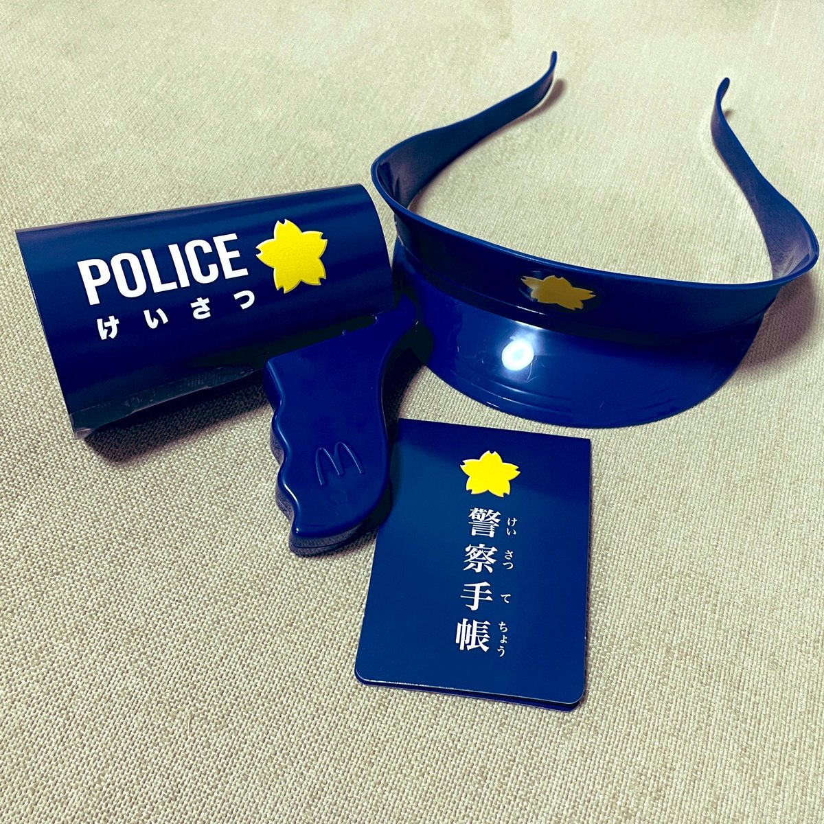 ハッピーセットに付いてきた警察官になれるおもちゃを長男に与えたところ、ちょうど全裸の夫が現れ、即逮捕されてて笑った😂 