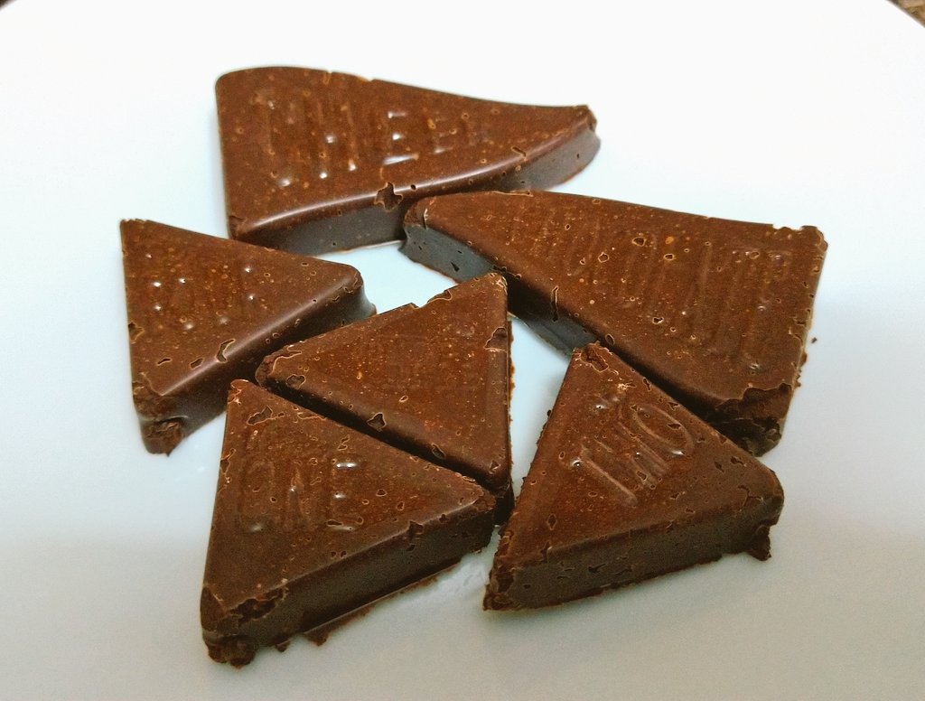 ついに「カカオの実からチョコレートを作る」という夢がかなった 実を割って中の豆を発酵、天日干し、焙炒してすり潰す……1ヶ月もかかったけどこれぞ真の”手作り”チョコレート……原材料はカカオと砂糖のみでテンパリングもしてない原始チョコだけど……やり遂げたぞ…… 