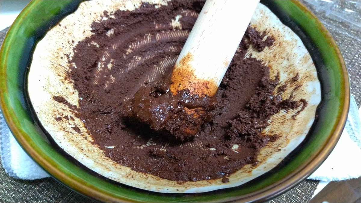 ついに「カカオの実からチョコレートを作る」という夢がかなった 実を割って中の豆を発酵、天日干し、焙炒してすり潰す……1ヶ月もかかったけどこれぞ真の”手作り”チョコレート……原材料はカカオと砂糖のみでテンパリングもしてない原始チョコだけど……やり遂げたぞ…… 