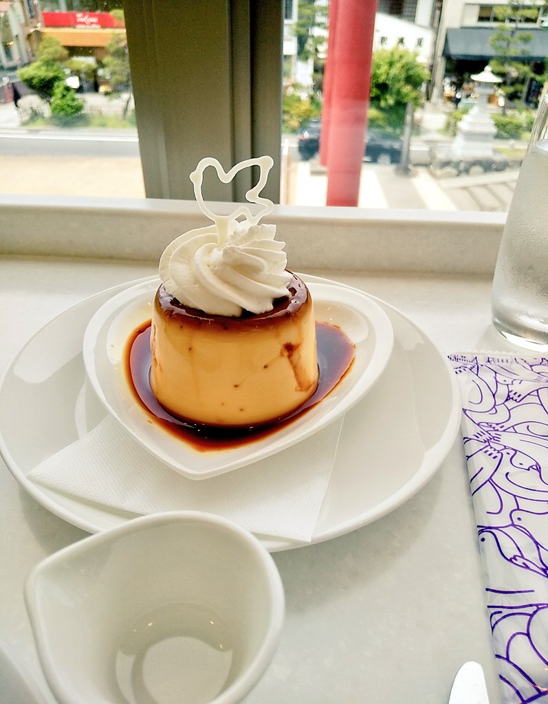 鳩サブレーの豊島屋さんの洋菓子カフェ、完璧なプリンに鳩がのっているしレモンパイは白い薔薇なんですよ 