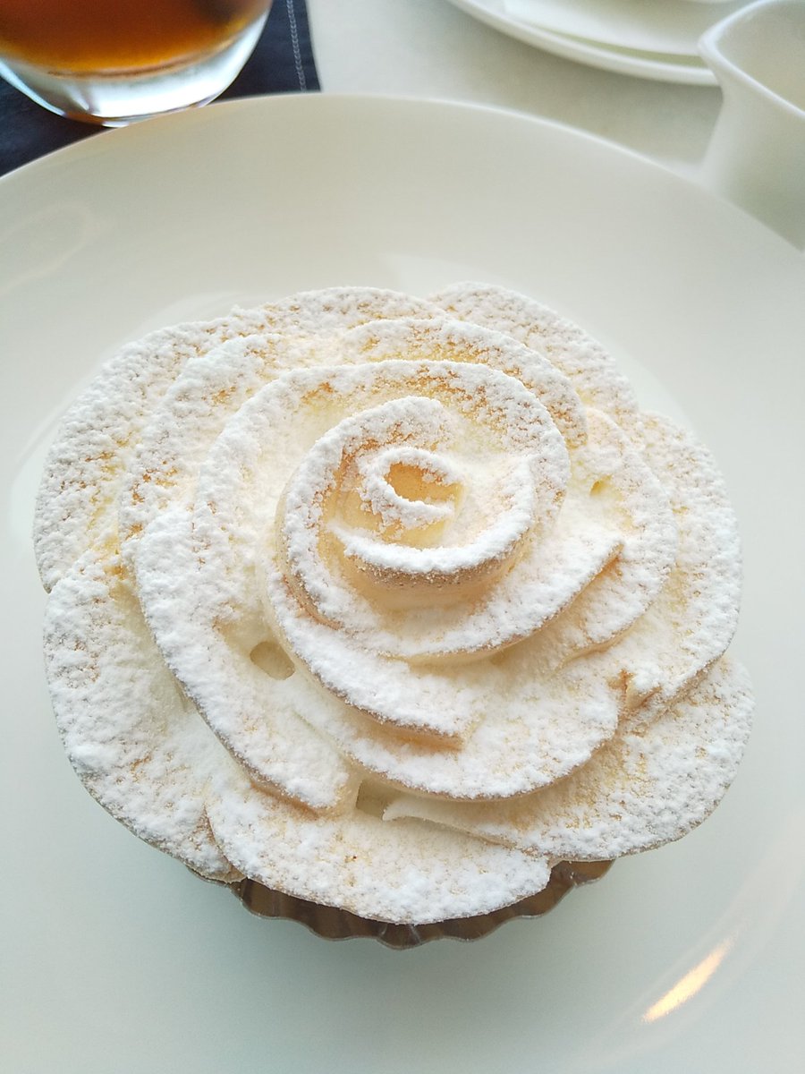 鳩サブレーの豊島屋さんの洋菓子カフェ、完璧なプリンに鳩がのっているしレモンパイは白い薔薇なんですよ 