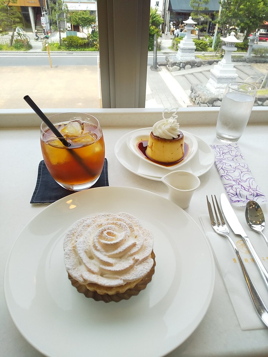 鳩サブレーの豊島屋さんの洋菓子カフェ、完璧なプリンに鳩がのっているしレモンパイは白い薔薇なんですよ