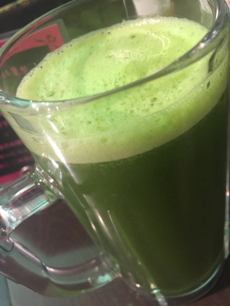 新宿御苑の野菜ジュース店「ぴーまん」がコロナで廃業の危機にあるとの事 俺はこのジュースを飲む事で忙しくて体に危機感を覚える時も アクセルを踏みっぱなしに出来た命の恩人だと思ってるので 皆さん俺の利益のためにも飲みに行って下さい もしよろしければ カレーもある