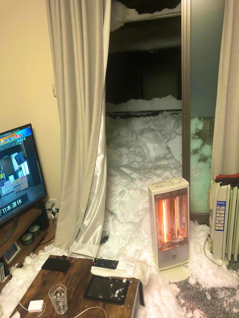 窓を開けるときは隣の屋根雪に注意しましょう。 