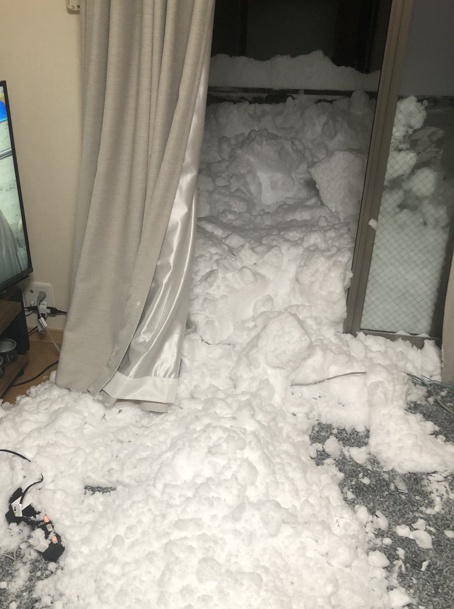 窓を開けるときは隣の屋根雪に注意しましょう。 