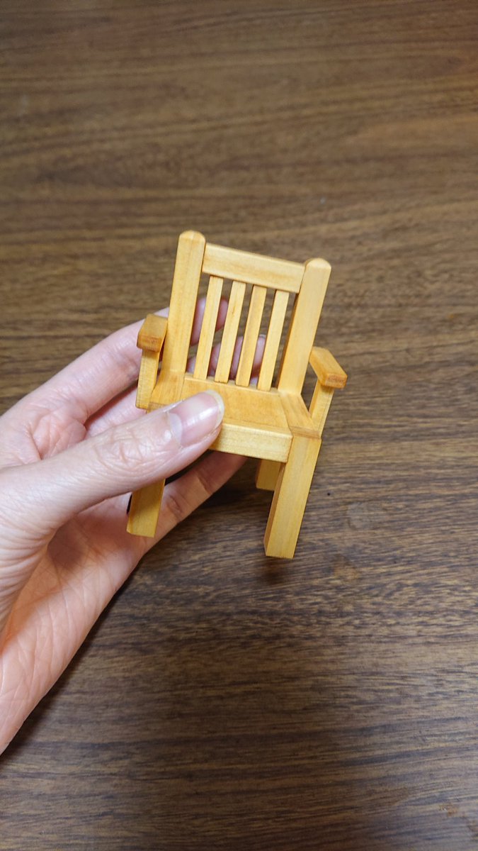 これ、拡散してくれると嬉しいんですけど、新潟県の新井の道の駅で見つけたミニチュア家具の椅子