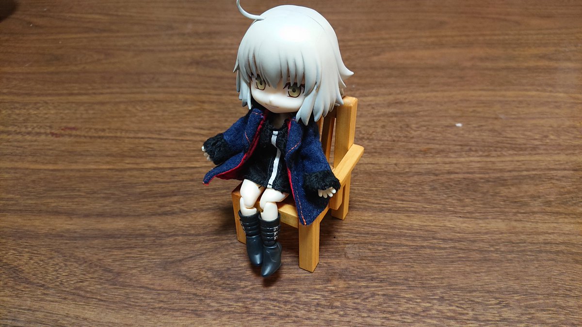 これ、拡散してくれると嬉しいんですけど、新潟県の新井の道の駅で見つけたミニチュア家具の椅子