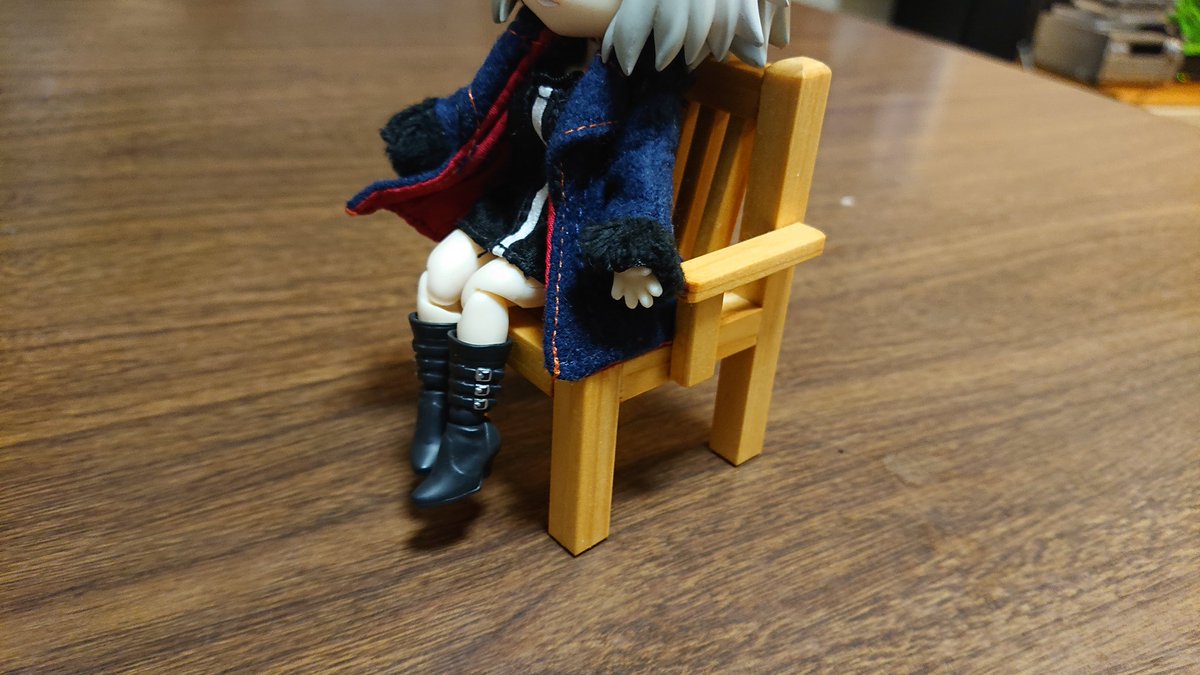 これ、拡散してくれると嬉しいんですけど、新潟県の新井の道の駅で見つけたミニチュア家具の椅子