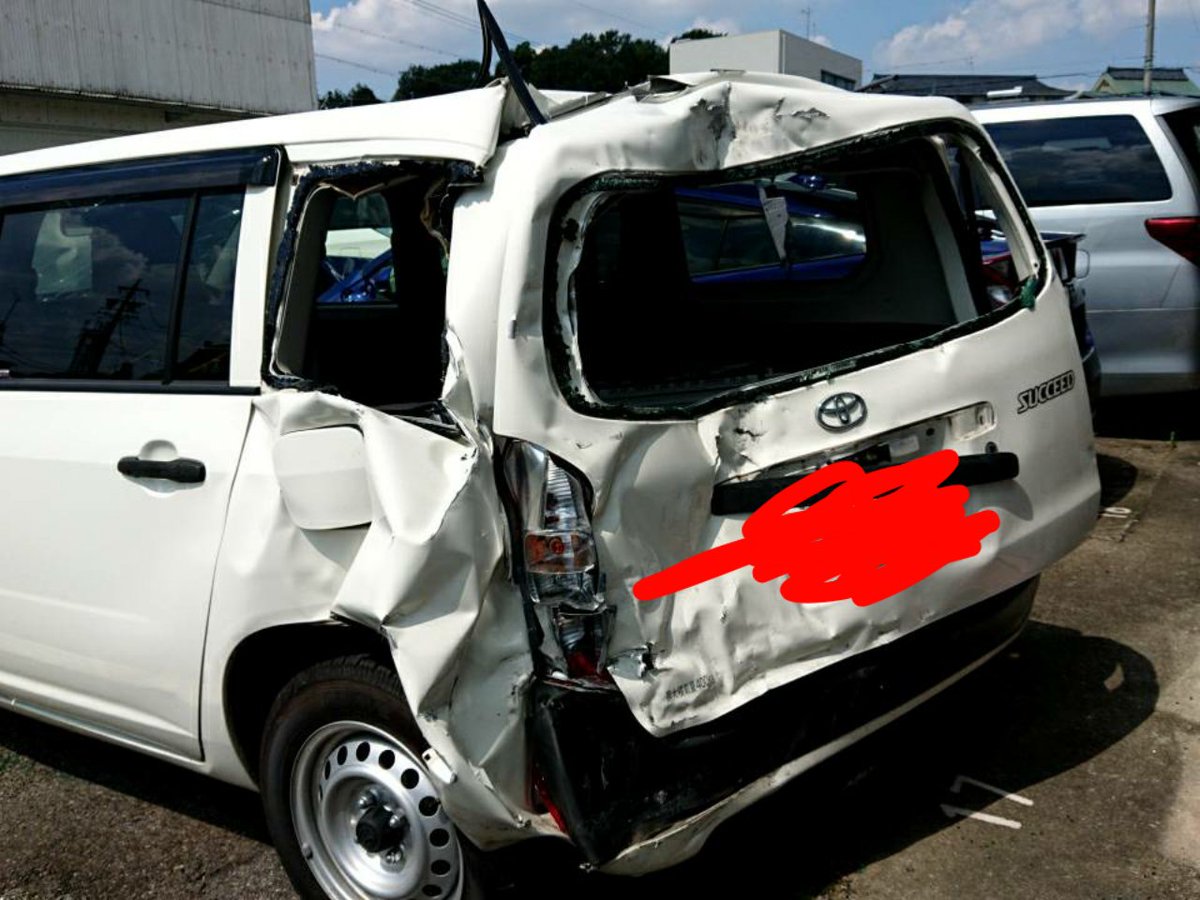 実は以前大型トラックに突っ込まれたことがありまして…… 修理補償の為に後ろに載せてた装備を保険会社に提出した写真がこれなんですけど 完全にニュースに出てくる押収写真になってしまった………