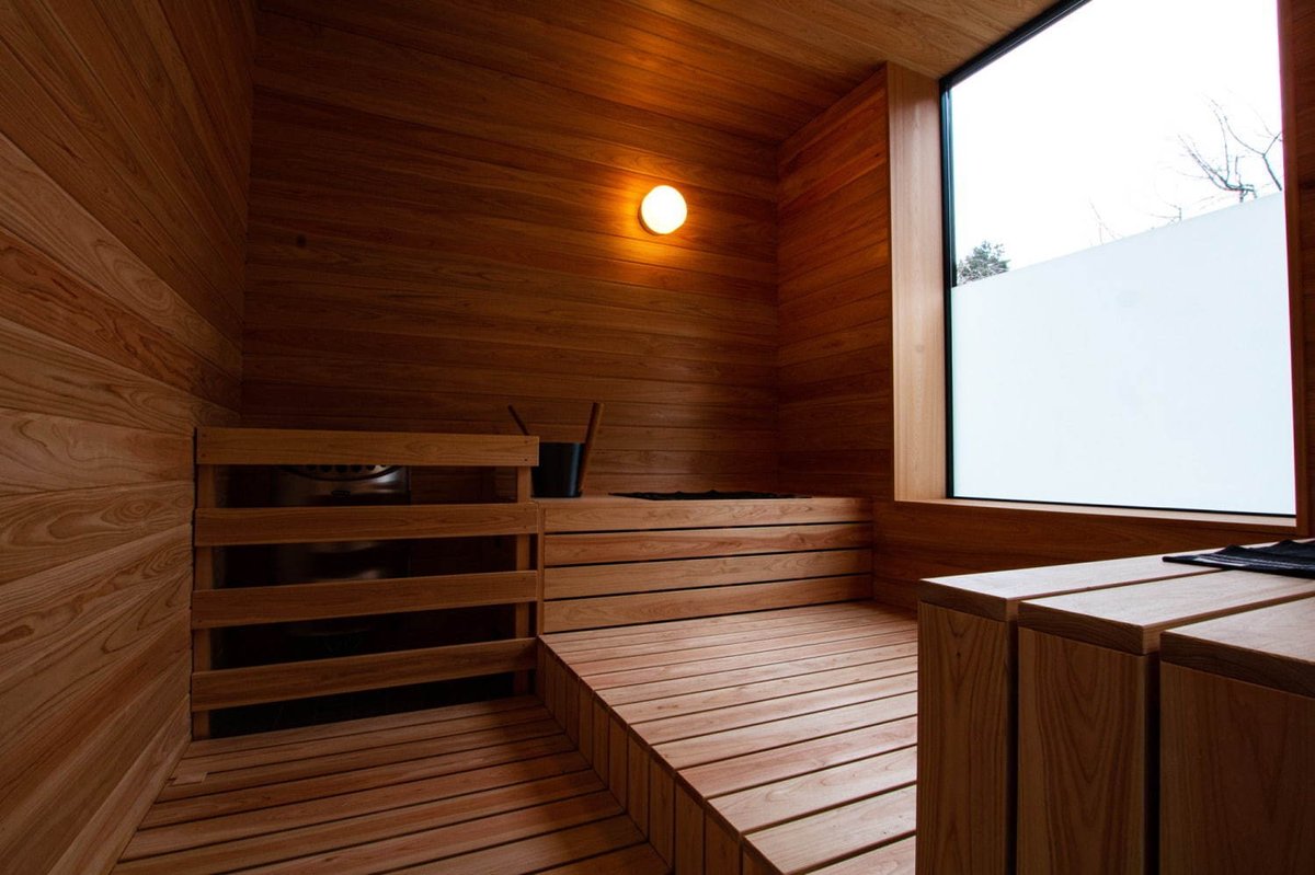 24時間入り放題のフィンランド式プライベートサウナや水風呂ジャグジー、暖炉も完備