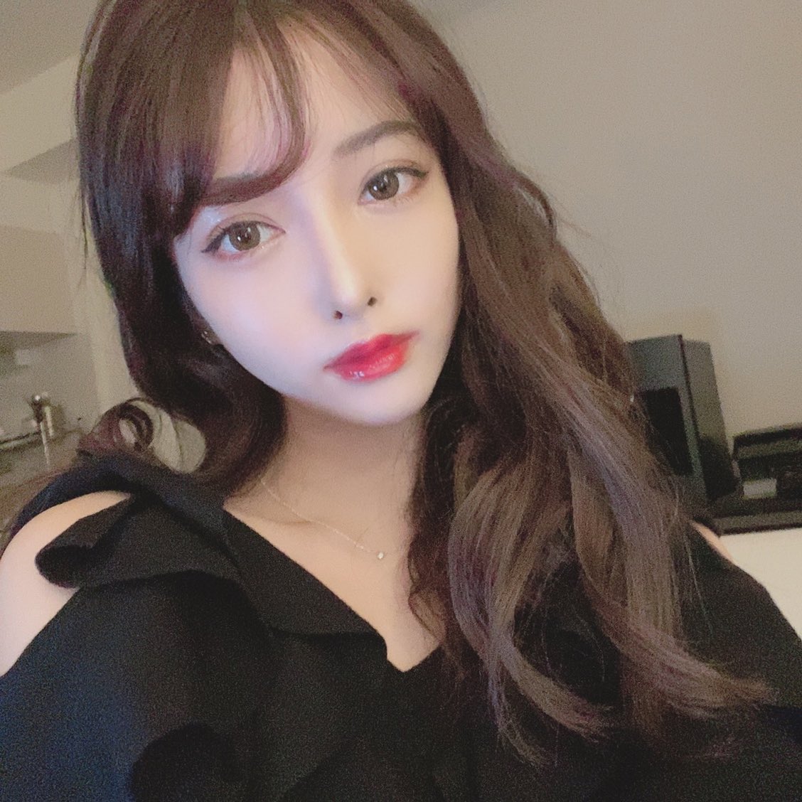 見た目成長したなあ☺️ 整形前1.2枚目(中3高1くらい)→整形後3.4枚目(23歳) 加工もあるけどw 整形以外のメイクも頑張ったな