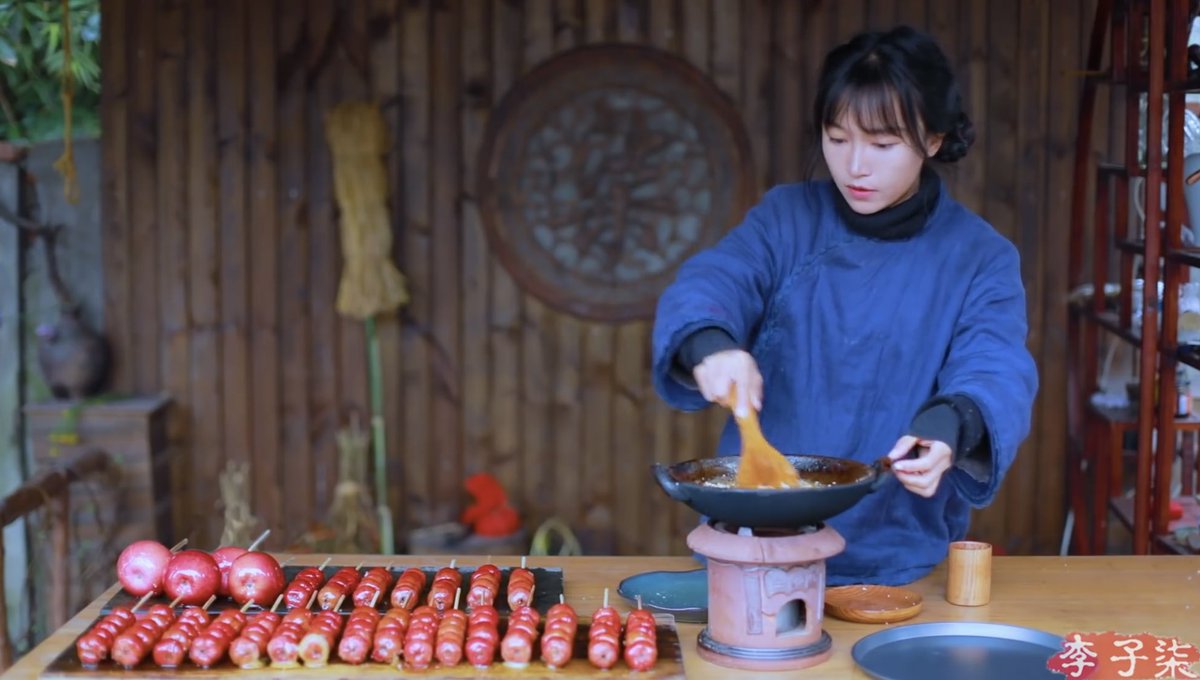 中国の女性が伝統的な料理、工芸などを大自然の中でひたすらつくり続ける動画