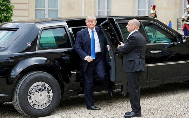 トランプが来日なので大統領専用車「ビースト」を紹介しときますね ・重さ8トン ・催涙ガス砲、ショットガン搭載 ・榴弾や44マグナムも通らない超強化ガラス ・厚さ20cmの装甲ドア ・酸素供給システム、予備の血液常備 ・リッター2.8kmの燃費