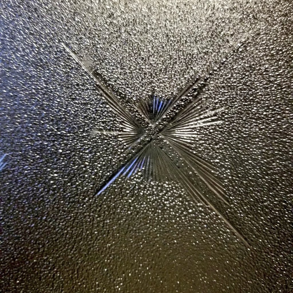 私の部屋の窓ガラスは昭和のガラス嵌めてます模様が可愛くて好きなんだ