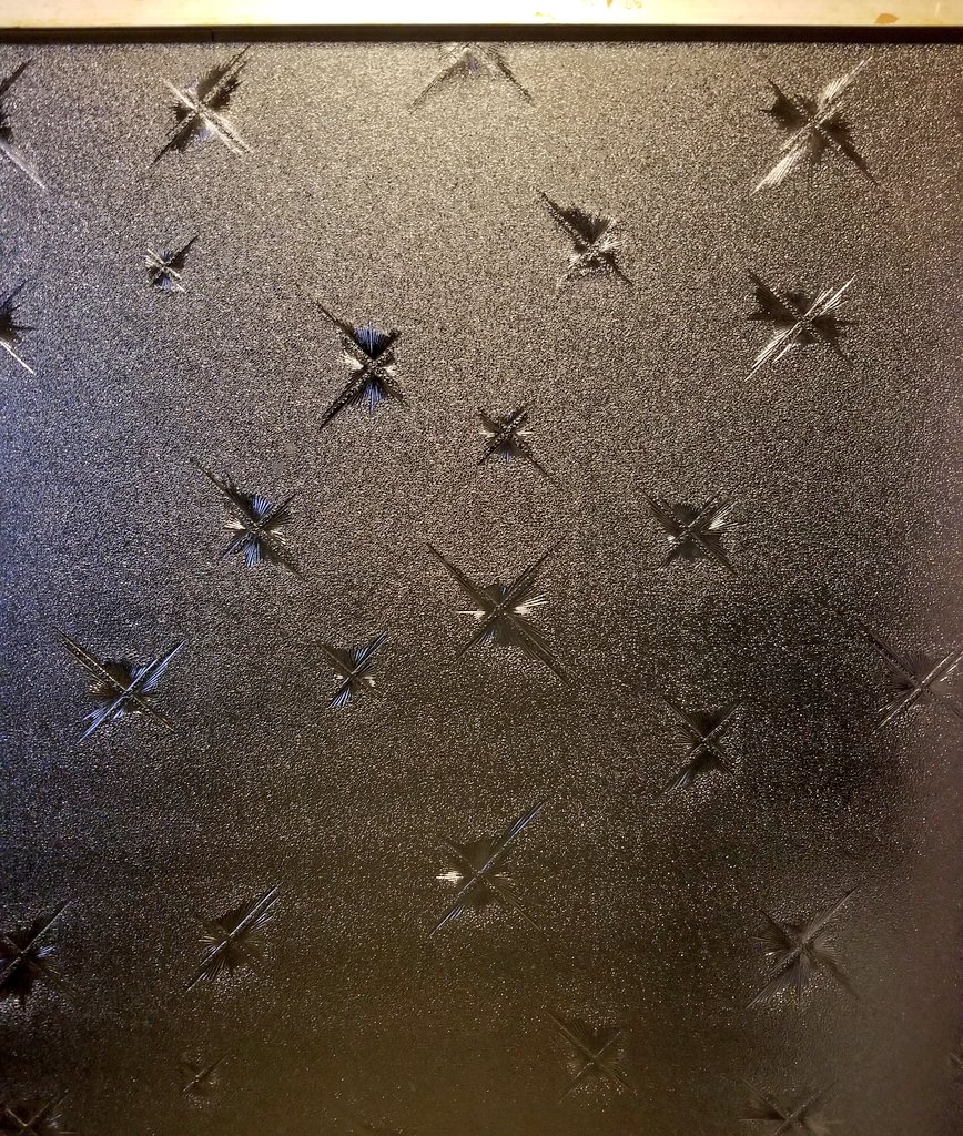 私の部屋の窓ガラスは昭和のガラス嵌めてます模様が可愛くて好きなんだ