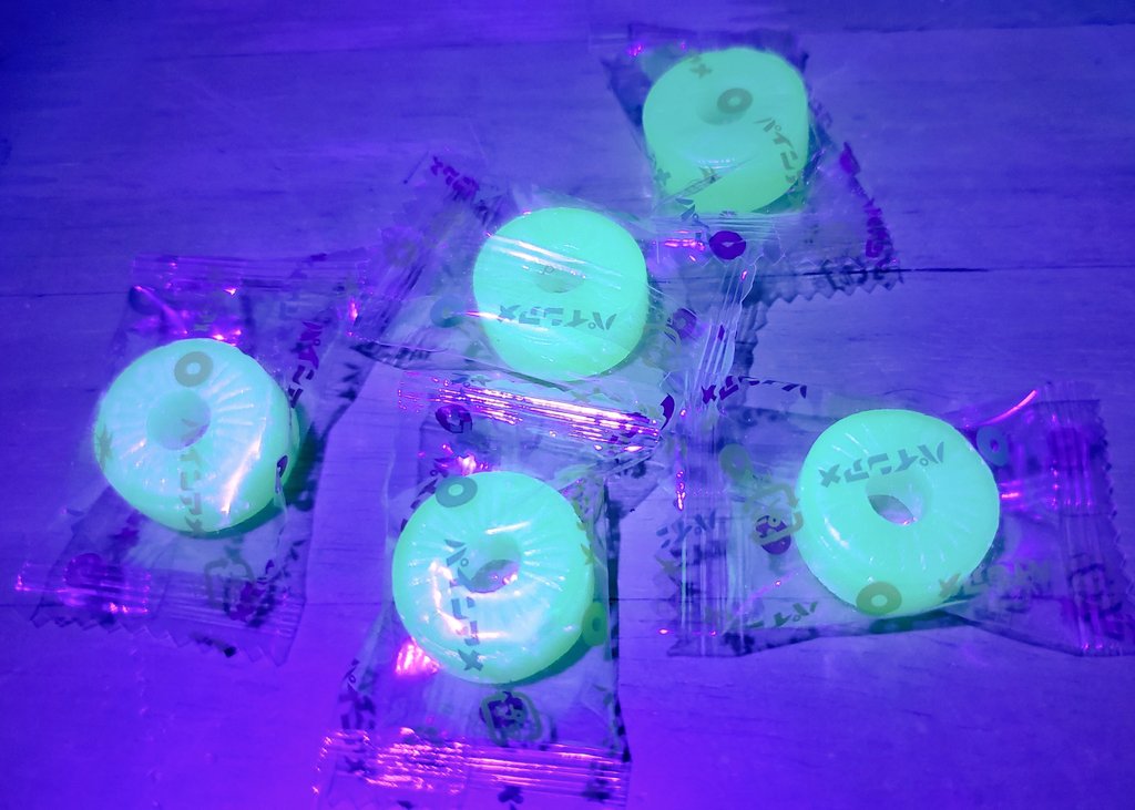 写真だと分かりづらいけど パインアメにUVライトを当てるとめっちゃ光るの知って笑ってる 