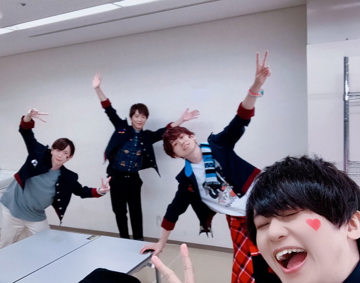 #Kiss_of_Party 心の底から楽しかったです‼️ この8人で本当に良かったと思える 最高のライブでした サプライズで誕生日も祝って頂き 有難うございました😭 (プレゼントもあとで貰ったよぉ✨) これからも引き続き、2ユニットの応援よろしくお願いします‼️ #あんスタ ♡ またみんなで感想話したい❗️