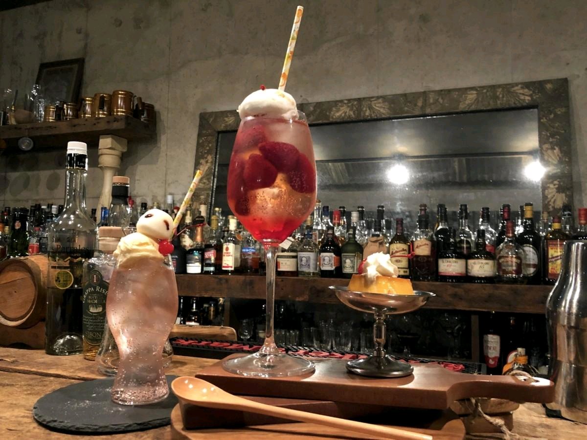 バーで酒類が提供できないので全てクリームソーダにしてしまったと言う斬新な展開
