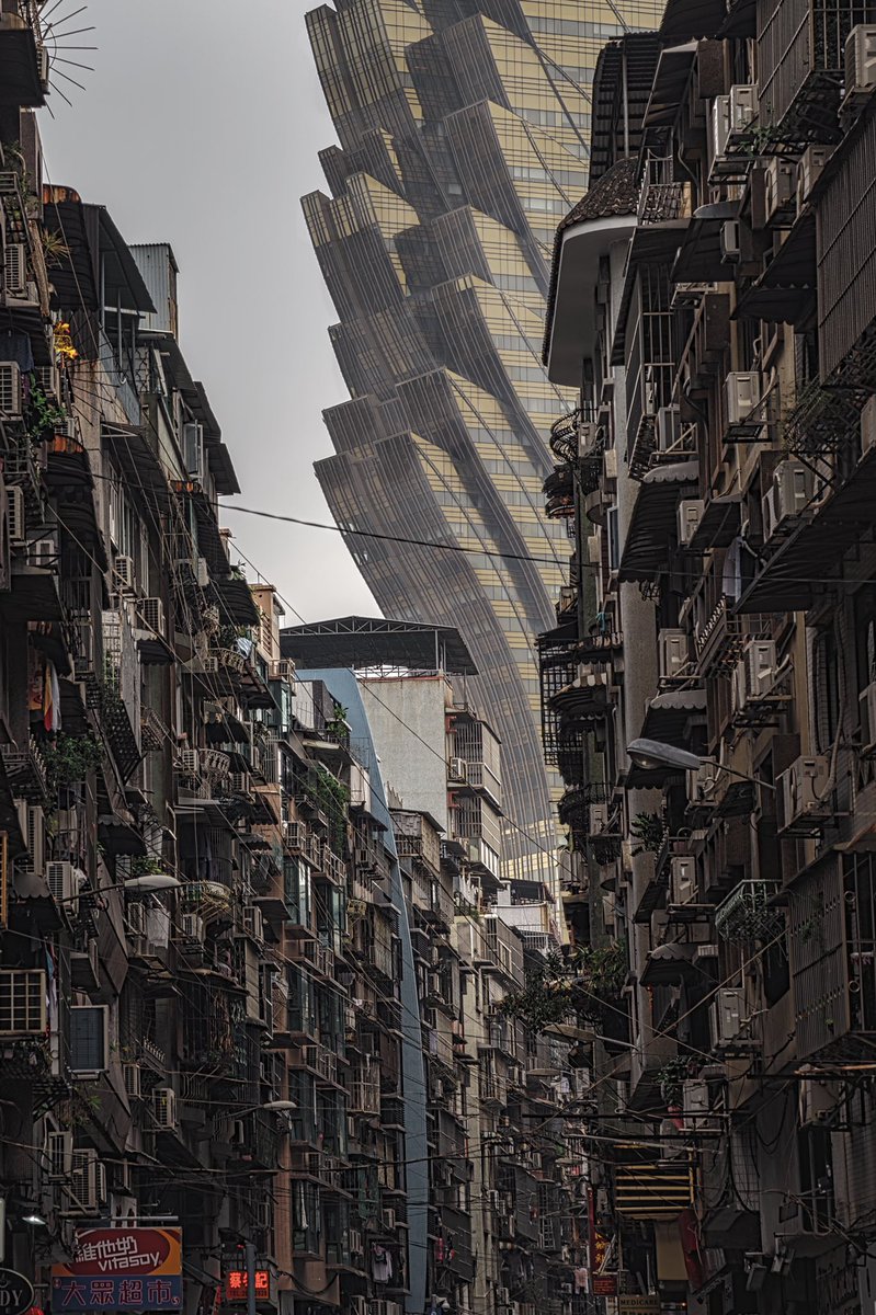 マカオにてまるでSF映画に出てきそうな街並みを撮ってきたので是非見てほしい🤤 この対立感がたまらない... 
