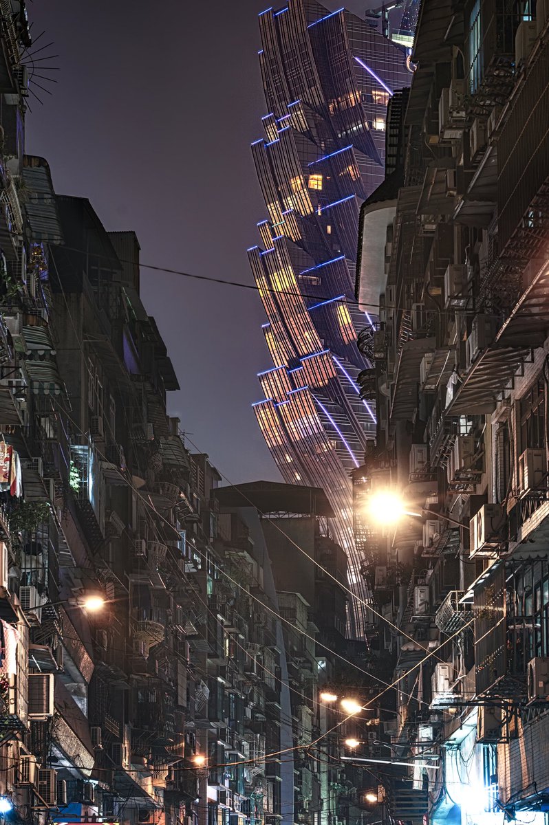 マカオにてまるでSF映画に出てきそうな街並みを撮ってきたので是非見てほしい🤤 この対立感がたまらない... 