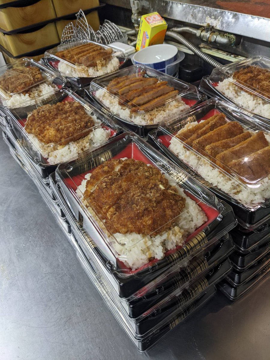 天膳はお休みですが、北陸道の高速で立ち往生されているドライバーさんたちにと、ありったけのお弁当を用意して店主が歩いて配ってます…  せめて美味しいカツ丼で元気を出してください…🍱✨  立ち往生のドライバーさんに伝わるよう、拡散してくださると嬉しいです💦 