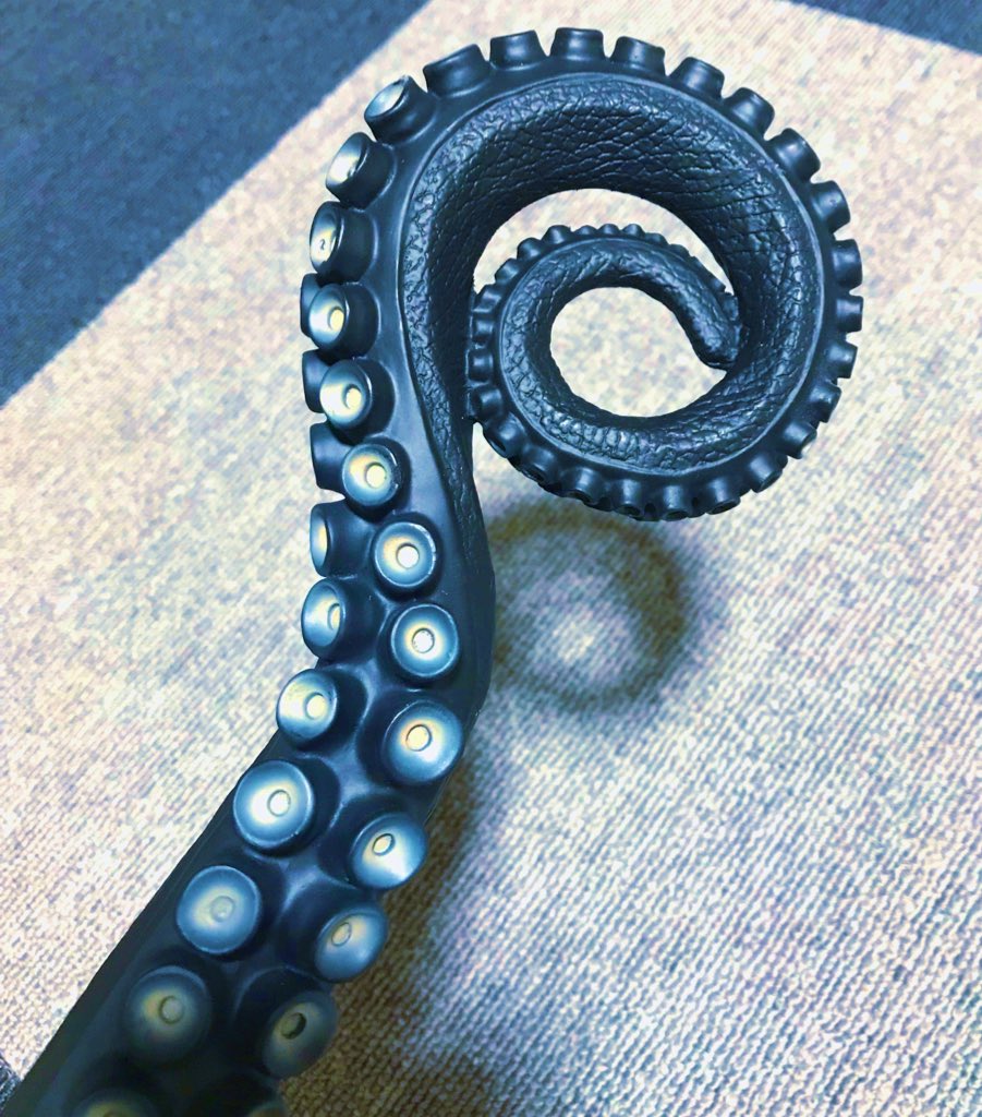 ずっと欲しかったサイコーにイカした、いやタコした傘が届いたよ〜〜〜〜持ち手までしっかりタコだかっこいーー