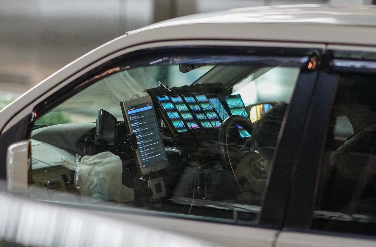 やけに遅くフラフラ走っている車がいると思えば、車内がエグいことになっていた 