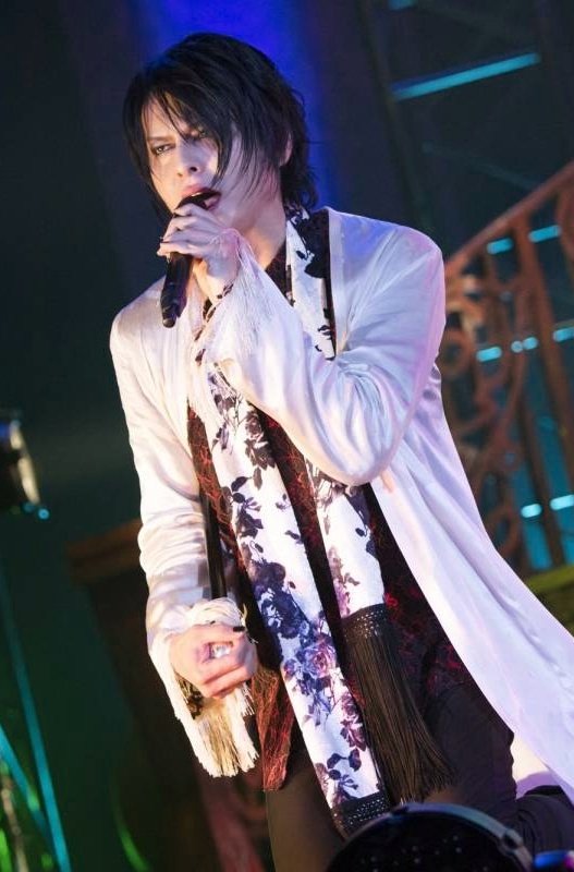 初心者のための櫻井敦司一口メモ ・通称あっちゃん ・群馬出身の純日本人、５３歳 ・子供の頃からあの顔 ・目つき鋭いし無口だけど、怒ってはいない（温厚で天然） ・腕の傷は愛猫のひっかき傷 ・男性から告白されたことあり ・謙虚で言葉遣いが丁寧 ・容姿も歌声もエロい  #櫻井敦司　#BUCKTICK 