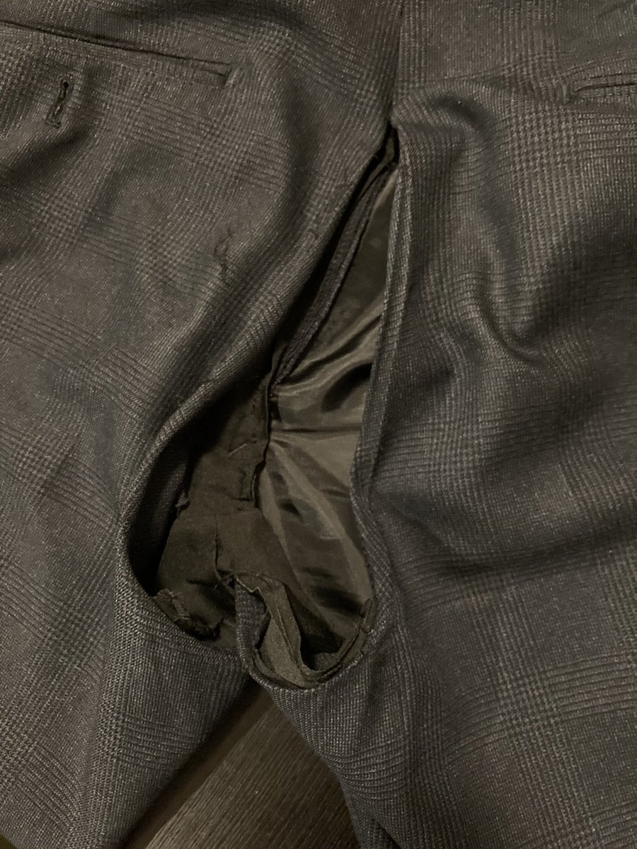 今日めっちゃ股関節柔らかい♬って思ってたらスーツのお尻が全部破けてた 