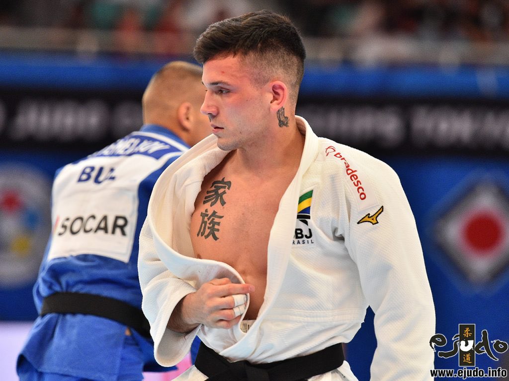 家族ってタトゥー渋かっけえ 