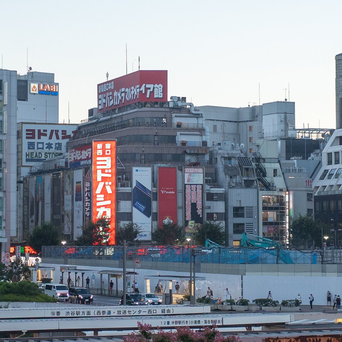 新宿西口にあった明治安田生命新宿ビルの解体がほぼ終了したことで、今まで見えなかったヨドバシカメラ新宿西口本店の要塞めいたビルの姿があらわになった