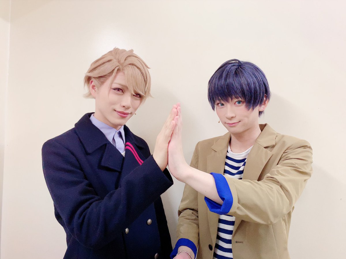 「エーステ 秋冬公演東京凱旋五日目 」     紬「至くんのゲーム難しいな…」  至「こうするんだよ」  紬「さすがだね…