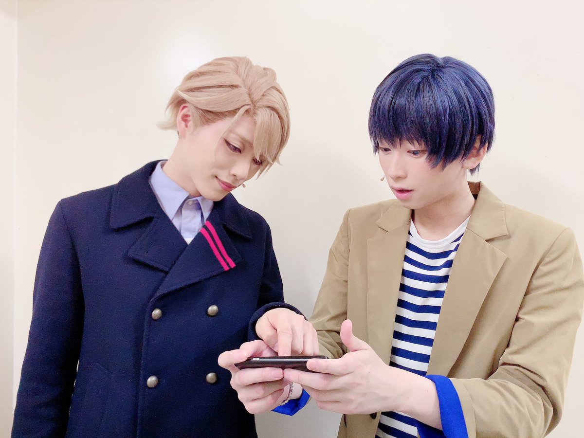 「エーステ 秋冬公演東京凱旋五日目 」     紬「至くんのゲーム難しいな…」  至「こうするんだよ」  紬「さすがだね…