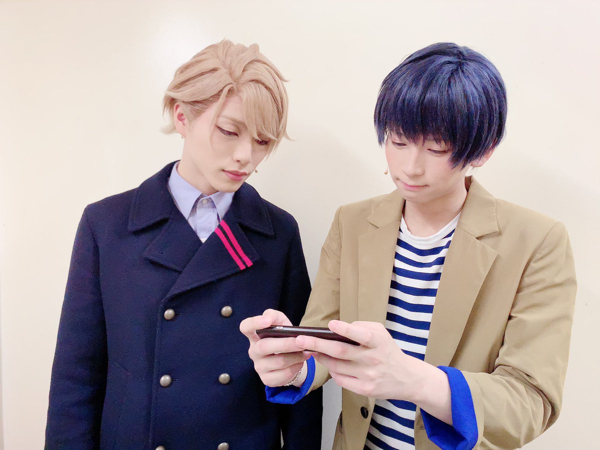 「エーステ 秋冬公演東京凱旋五日目 」     紬「至くんのゲーム難しいな…」  至「こうするんだよ」  紬「さすがだね…