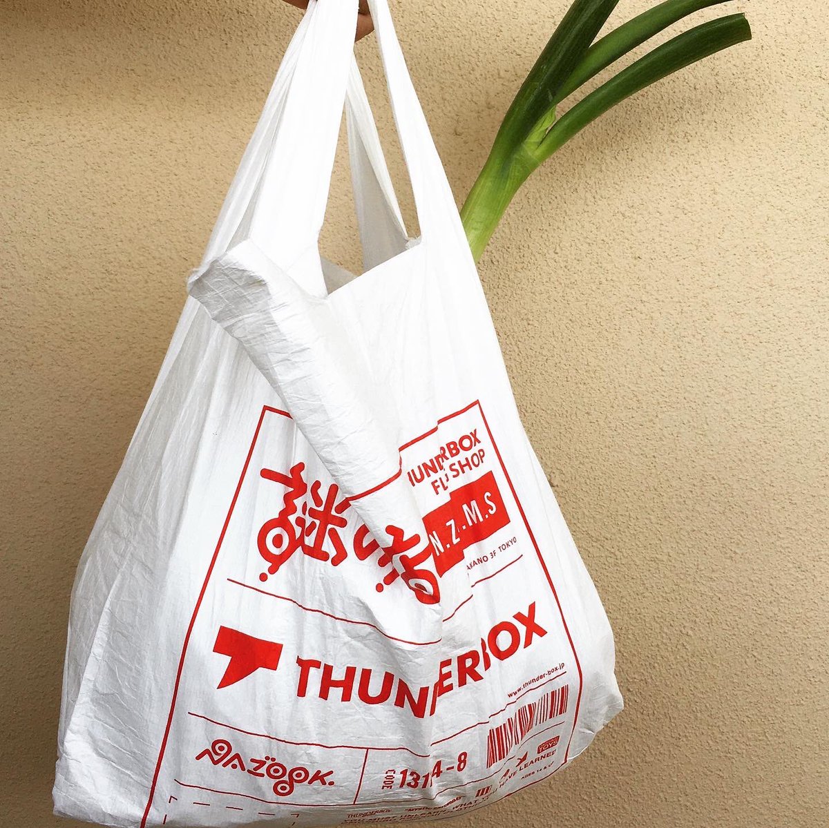 買って一ヶ月ぐらい普通に使ってた謎の店のショッピングバッグ、革命的な機能「NEGI HOLDER」を使用するタイミングが遂に訪れた