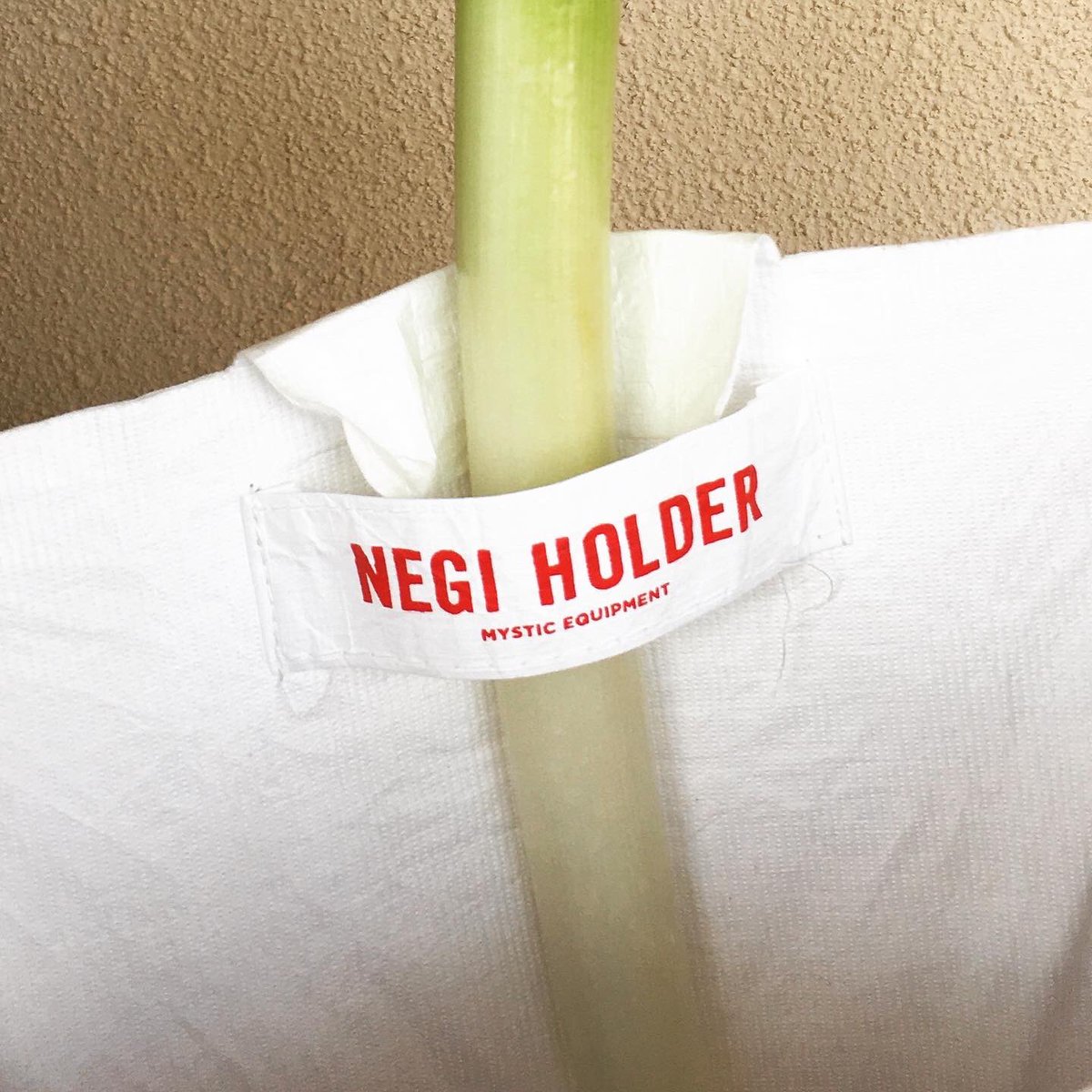 買って一ヶ月ぐらい普通に使ってた謎の店のショッピングバッグ、革命的な機能「NEGI HOLDER」を使用するタイミングが遂に訪れた