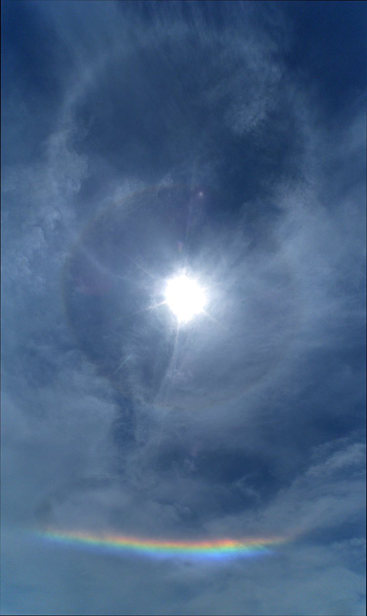 氷雲で生まれる大気光象． 今日は各地でハロや環水平アーク，幻日環に出会われた方が多いようです．22度ハロや22度幻日，幻日環，環天頂アーク，上部タンジェントアーク，上部ラテラルアークなどなど，空の虹色と太陽との位置関係からその現象の名前を確認してみましょう．#雲を愛する技術 #雲の教室 